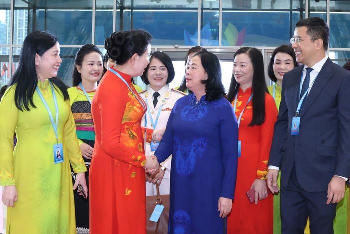 Bà Bùi Thị Minh Hoài (thứ 3 từ phải qua), Ủy viên Bộ Chính trị, Bí thư Trung ương Đảng, Chủ tịch Ủy ban Trung ương Mặt trận Tổ quốc Việt Nam, dự Đại hội