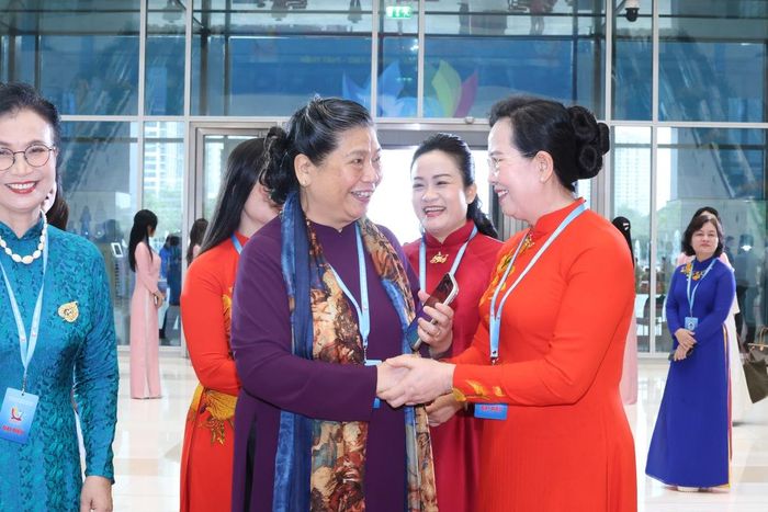 Bà Tòng Thị Phóng (thứ 2 từ trái qua), nguyên Ủy viên Bộ Chính trị, nguyên Phó Chủ tịch Thường trực Quốc hội, dự Đại hội