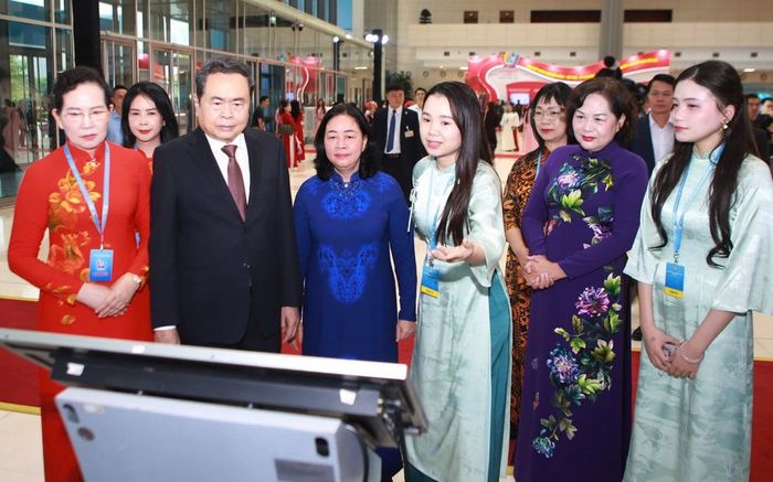 Ủy viên Bộ Chính trị, Chủ tịch Quốc hội Trần Thanh Mẫn (thứ 2 từ trái qua); bà Bùi Thị Minh Hoài, Ủy viên Bộ Chính trị, Bí thư Trung ương Đảng, Chủ tịch Ủy ban Trung ương Mặt trận Tổ quốc Việt Nam (thứ 3 từ trái qua); bà Lê Thị Thủy, Ủy viên TƯ Đảng, Phó Chủ tịch Ủy ban Trung ương MTTQ Việt Nam, Chủ tịch Hội LHPN Việt Nam (bìa trái); bà Nguyễn Thị Hồng (thứ 2 từ phải qua), Ủy viên TƯ Đảng, Phó Chủ tịch Quốc hội và các đại biểu tham quan không gian trưng bày tại Đại hội