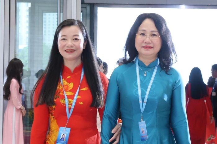 Bà Lâm Thị Phương Thanh (bên phải), Ủy viên TƯ Đảng, Bộ trưởng Bộ Văn hóa, Thể thao & Du lịch, dự Đại hội