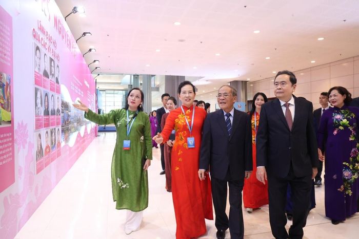 Ủy viên Bộ Chính trị, Chủ tịch Quốc hội Trần Thanh Mẫn; nguyên Ủy viên Bộ Chính trị, nguyên Chủ tịch Quốc hội Nguyễn Sinh Hùng tham quan triển lãm thành tựu của Hội LHPN qua các nhiệm kỳ