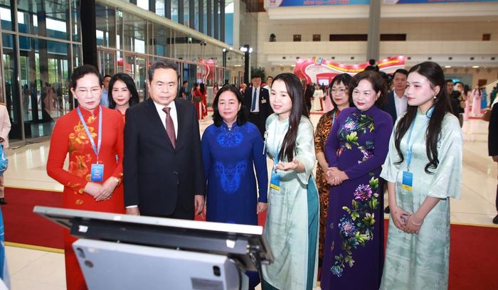 Ủy viên Bộ Chính trị, Chủ tịch Quốc hội Trần Thanh Mẫn (thứ 2 từ trái qua); bà Bùi Thị Minh Hoài, Ủy viên Bộ Chính trị, Bí thư Trung ương Đảng, Chủ tịch Ủy ban Trung ương Mặt trận Tổ quốc Việt Nam (thứ 3 từ trái qua); bà Lê Thị Thủy, Ủy viên TƯ Đảng, Phó Chủ tịch Ủy ban Trung ương MTTQ Việt Nam, Chủ tịch Hội LHPN Việt Nam (bìa trái); bà Nguyễn Thị Hồng (thứ 2 từ phải qua), Ủy viên TƯ Đảng, Phó Chủ tịch Quốc hội và các đại biểu tham quan không gian trưng bày tại Đại hội