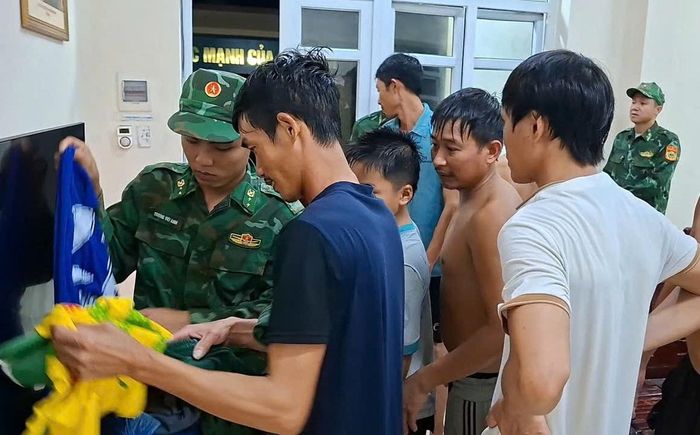9 thuyền viên được lực lượng chức năng kịp thời cứu hộ