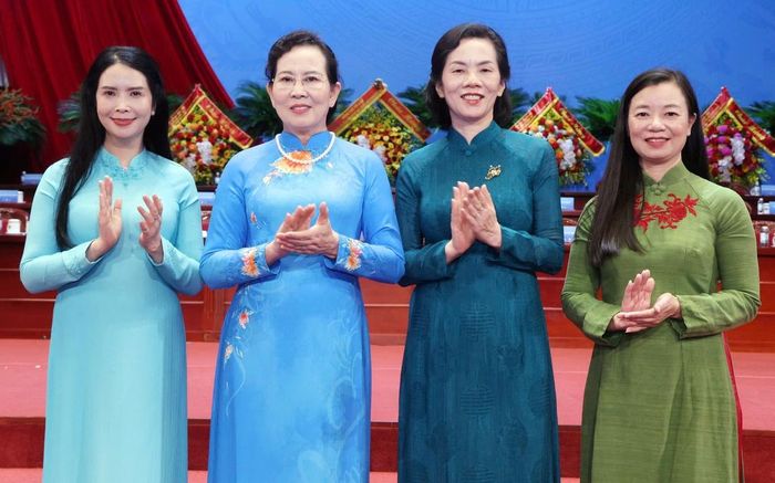 Bà Lê Thị Thủy (thứ 2 từ trái sang), Ủy viên TƯ Đảng, Phó Chủ tịch UBTƯ MTTQ Việt Nam, Chủ tịch Hội LHPN Việt Nam và các Phó Chủ tịch Hội LHPN Việt Nam: Trần Lan Phương (bìa trái), Nguyễn Thị Minh Hương (thứ 2 từ phải sang), Nguyễn Thị Thu Hiền (bìa phải)