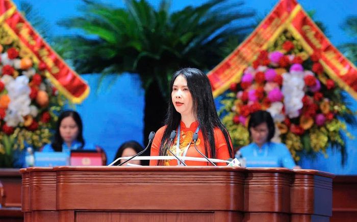 Bà Trần Lan Phương, Đại biểu Quốc hội khóa XVI, Phó Bí thư Thường trực Đảng ủy Trung ương Hội, Phó Chủ tịch Thường trực Hội LHPN Việt Nam, trình bày Báo cáo chính trị của Ban Chấp hành TƯ Hội LHPN Việt Nam khóa XIII