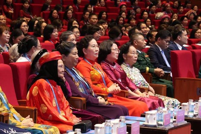 Ủy viên TƯ Đảng, Phó Chủ tịch UBTƯ MTTQ Việt Nam, Chủ tịch Hội LHPN Việt Nam Lê Thị Thủy cùng các Mẹ Việt Nam anh hùng, các lãnh đạo, nguyên lãnh đạo Đảng, Nhà nước tham dự phiên trọng thể Đại hội đại biểu Phụ nữ toàn quốc XIV