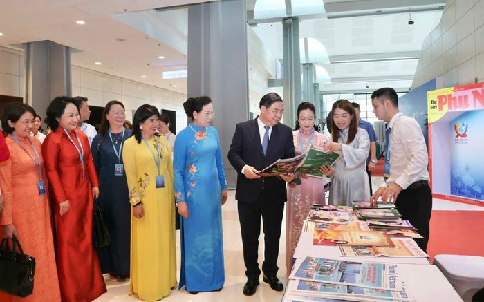 Ủy viên Bộ Chính trị, Bí thư Trung ương Đảng, Phó Thủ tướng Thường trực Phạm Gia Túc; Ủy viên TƯ Đảng, Phó Chủ tịch UBTƯ MTTQ Việt Nam, Chủ tịch Hội LHPN Việt Nam Lê Thị Thủy tham quan gian trưng bày Báo Phụ nữ Việt Nam tại Đại hội