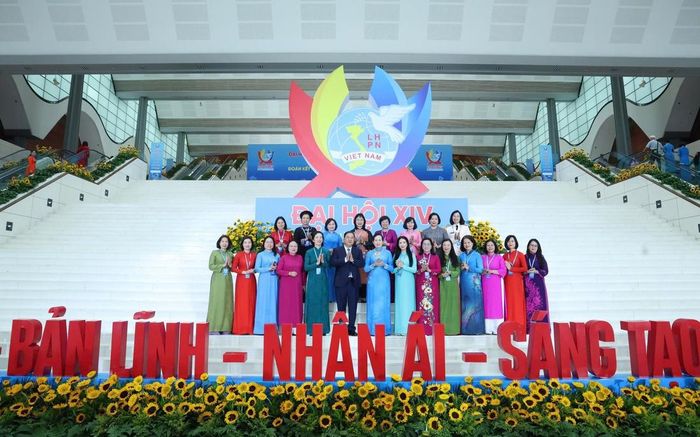 Ủy viên Bộ Chính trị, Bí thư Trung ương Đảng, Phó Thủ tướng Thường trực Phạm Gia Túc và Ban Thường vụ TƯ Hội LHPN Việt Nam khóa XIV.