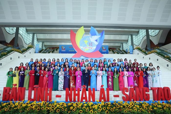 Ủy viên Bộ Chính trị, Bí thư Trung ương Đảng, Phó Thủ tướng Thường trực Phạm Gia Túc cùng Ban Chấp hành TƯ Hội LHPN Việt Nam khóa XIV