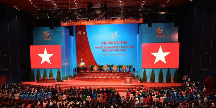 Các đại biểu thực hiện nghi thức chào cở, hát Quốc ca