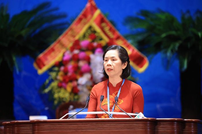Phó Chủ tịch Hội LHPN Việt Nam Nguyễn Thị Minh Hương báo cáo kết quả ngày làm việc thứ nhất của Đại hội. Đại hội đã bầu Đoàn Chủ tịch, Đoàn thư ký Đại hội; thông qua chương trình làm việc, quy chế làm việc của Đại hội và quy chế bầu cử; bầu Ban thẩm tra tư cách đại biểu và thông qua Báo cáo thẩm tra tư cách đại biểu; Báo cáo kiểm điểm của Ban Chấp hành Trung ương Hội LHPN Việt Nam khóa XIII, thực hiện thảo luận theo 4 trung tâm. Đại hội cũng đã tổng kết việc thực hiện Điều lệ Hội LHPN Việt Nam khóa XIII, thảo luận và thông qua Điều lệ Hội LHPN Việt Nam (sửa đổi, bổ sung); tiến hành bầu Ban Chấp hành TƯ Hội LHPN Việt Nam khóa XIV.