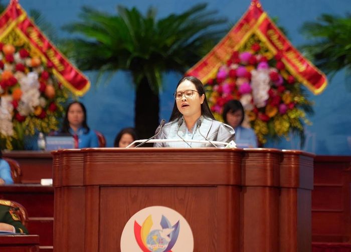 Bà Thạch Thị Chal Thi, Giám đốc Công ty TNHH Trà Vinh Farm, tỉnh Vĩnh Long, trình bày tham luận với chủ đề "Phụ nữ Khmer vượt khó, làm giàu từ tài nguyên bản địa"
