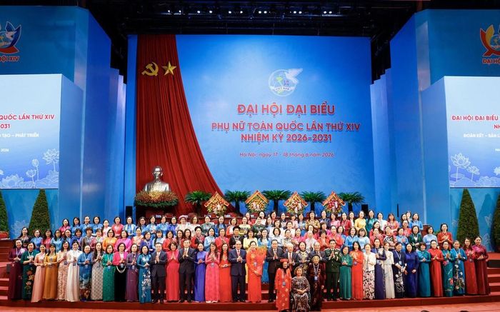 Ủy viên Bộ Chính trị, Chủ tịch Quốc hội Trần Thanh Mẫn; nguyên Tổng Bí thư Ban Chấp hành Trung ương Đảng Nông Đức Mạnh tặng hoa các đại biểu dự Đại hội