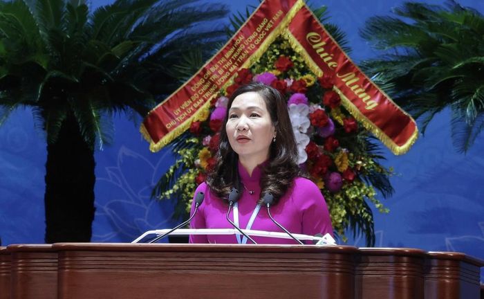 Bà Nguyễn Thị Hạnh, Trưởng Ban Tuyên giáo và Dân vận Tỉnh ủy Quảng Ninh, trình bày tham luận với chủ đề "Tăng cường vai trò của cấp ủy, chính quyền địa phương trong chỉ đạo, phối hợp thực hiện Cuộc vận động Xây dựng gia đình 5 không, 3 sạch, 3 an"