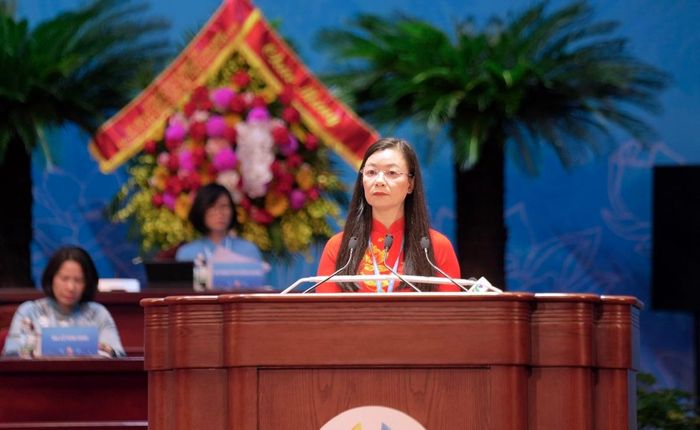 Phó Chủ tịch Hội LHPN Việt Nam Nguyễn Thị Thu Hiền Báo cáo kết quả Hội nghị lần thứ Nhất Ban Chấp hành TƯ Hội LHPN Việt Nam khóa XIV