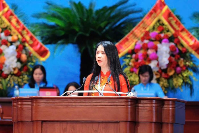 Phó Chủ tịch Thường trực Hội LHPN Việt Nam Trần Lan Phương trình bày tóm tắt Báo cáo chính trị của Ban Chấp hành Trung ương Hội LHPN Việt Nam khóa XIII tại Đại hội đại biểu Phụ nữ toàn quốc lần thứ XIV, nhiệm kỳ 2026 - 2031