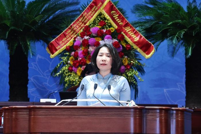 Bà Lê Kim Anh, Phó Chủ tịch UB MTTQ Việt Nam thành phố, Chủ tịch Hội LHPN Thành phố Hà Nội, trình bày tham luận về chủ đề "Nâng cao chất lượng nguồn nhân lực nữ và đội ngũ cán bộ Hội các cấp của TP Hà Nội trong tình hình mới"