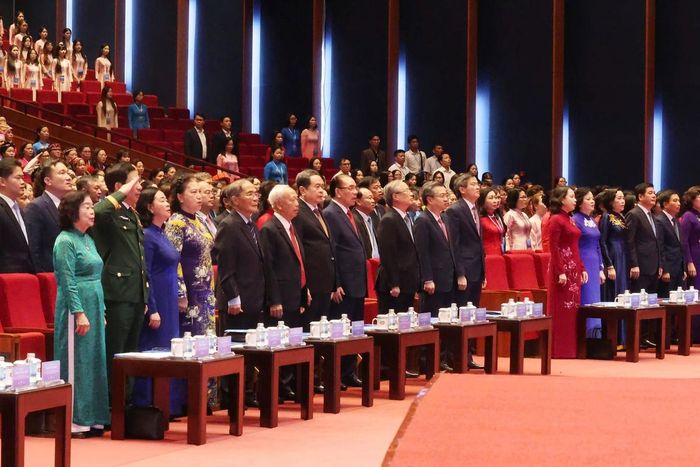 Các đại biểu thực hiện nghi thức chào cở, hát Quốc ca