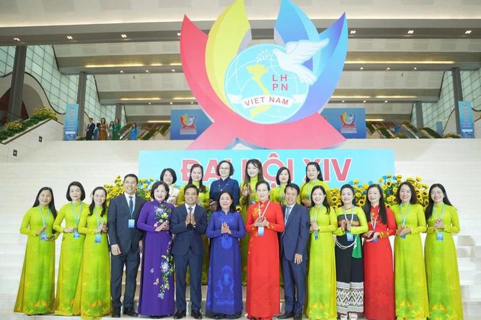 Bà Bùi Thị Minh Hoài (thứ 7 từ trái qua, hàng trước), Ủy viên Bộ Chính trị, Bí thư Trung ương Đảng, Chủ tịch Ủy ban Trung ương Mặt trận Tổ quốc Việt Nam và các đồng chí lãnh đạo Đảng, Nhà nước cùng các đại biểu dự Đại hội