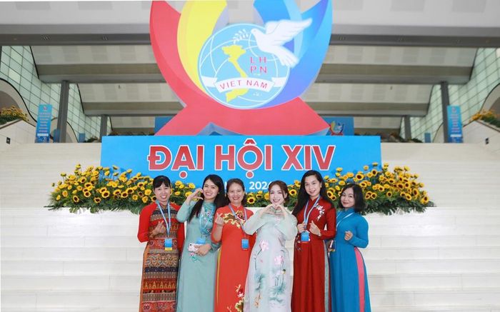 Ca sĩ Hòa Minzy (giữa) vinh dự khi được bầu vào Ban Chấp hành Trung ương Hội LHPN Việt Nam khóa XIV