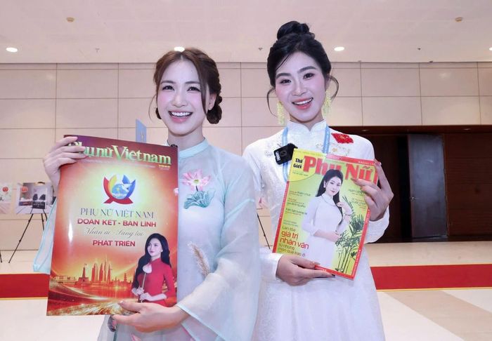 Ca sĩ Hòa Minzy (trái) và Hà Myo là 2 nghệ sĩ trẻ được bầu vào Ban Chấp hành Trung ương Hội LHPN Việt Nam khóa XIV