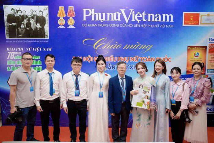 Ca sĩ Hòa Minzy và Hà Myo là 2 nghệ sĩ trẻ được bầu vào Ban Chấp hành Trung ương Hội LHPN Việt Nam khóa XIV. 2 tân Ủy viên Ban Chấp hành chụp ảnh tại gian trưng bày của Báo Phụ nữ Việt Nam ở Đại hội