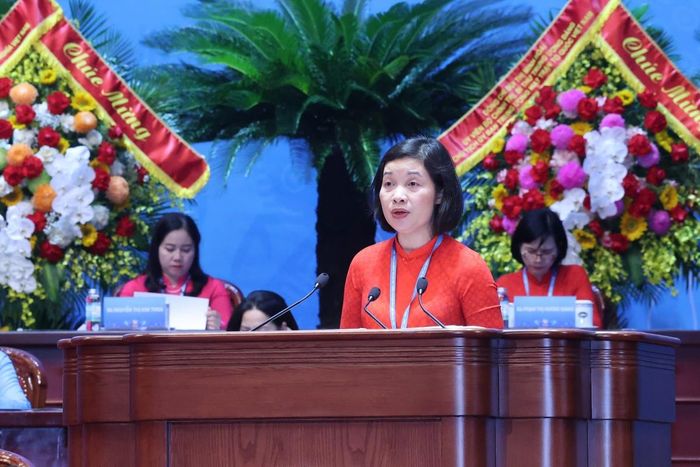 Bà Nguyễn Thị Kim Dung, Phó Trưởng ban thường trực Ban Công tác phụ nữ, Hội LHPN Việt Nam, Trưởng Đoàn Thư ký Đại hội, trình bày Nghị quyết Đại hội đại biểu Phụ nữ toàn quốc lần thứ XIV, nhiệm kỳ 2026 - 2031,