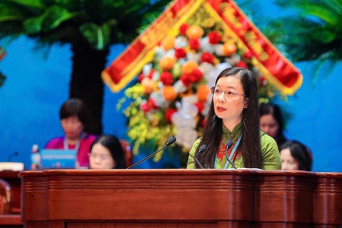 Phó Chủ tịch Hội LHPN Việt Nam Nguyễn Thị Thu Hiền trình bày Báo cáo tổng hợp và tiếp thu ý kiến góp ý Dự thảo Văn kiện Đại hội và thảo luận tại 4 Trung tâm