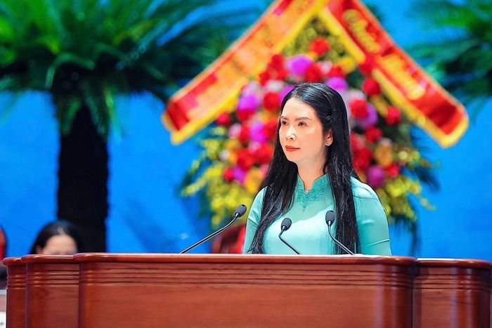 Phó Chủ tịch Thường trực Hội LHPN Việt Nam Trần Lan Phương điều hành biểu quyết thông qua Nghị quyết Đại hội