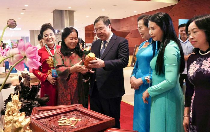 Ủy viên Bộ Chính trị, Bí thư Trung ương Đảng, Phó Thủ tướng Thường trực Phạm Gia Túc; Ủy viên TƯ Đảng, Phó Chủ tịch UBTƯ MTTQ Việt Nam, Chủ tịch Hội LHPN Việt Nam Lê Thị Thủy (thứ 3 từ phải qua); Phó Chủ tịch Thường trực Hội LHPN Việt Nam Trần Lan Phương (thứ 2 từ phải qua) và các đại biểu tham quan không gian trưng bày "Phụ nữ khởi nghiệp, phát triển kinh tế và lan tỏa giá trị Việt"
