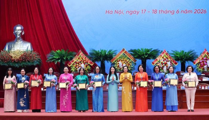 Ủy viên TƯ Đảng, Phó Chủ tịch Quốc hội Nguyễn Thị Thanh (thứ 5 từ phải qua) và Phó Chủ tịch Thường trực Hội LHPN Việt Nam Trần Lan Phương (thứ 6 từ phải qua) tặng hoa các Ủy viên Ban chấp hành TƯ Hội khóa XIII