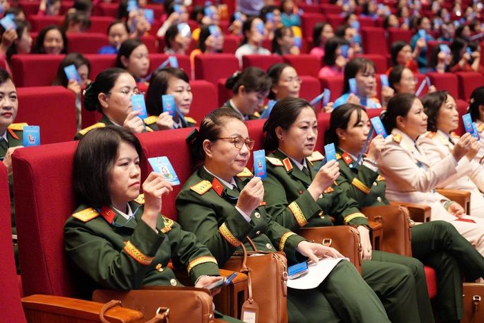 Các đại biểu biểu quyết thông qua Nghị quyết Đại hội