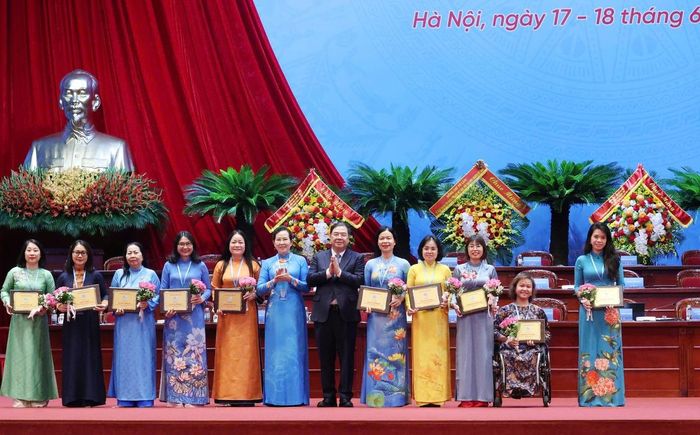 Ủy viên Bộ Chính trị, Bí thư Trung ương Đảng, Phó Thủ tướng Thường trực Chính phủ Phạm Gia Túc và Ủy viên Trung ương Đảng, Phó Chủ tịch Ủy ban Trung ương MTTQ Việt Nam, Bí thư Đảng ủy, Chủ tịch Hội LHPN Việt Nam Lê Thị Thủy tặng hoa các Ủy viên Ban chấp hành TƯ Hội khóa XIII