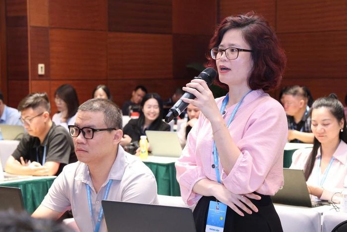 Phóng viên Báo Phụ nữ Việt Nam đặt câu hỏi tại cuộc họp báo