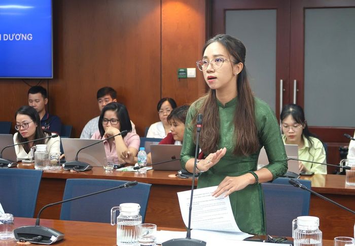 Bà Phạm Thị Yến, Phó Trưởng Phòng Báo chí - Xuất bản, Sở Văn hóa và Thể thao TPHCM thông tin tại buổi họp báo.