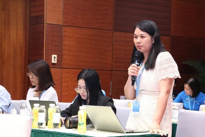 Các phóng viên đặt câu hỏi tại cuộc họp báo