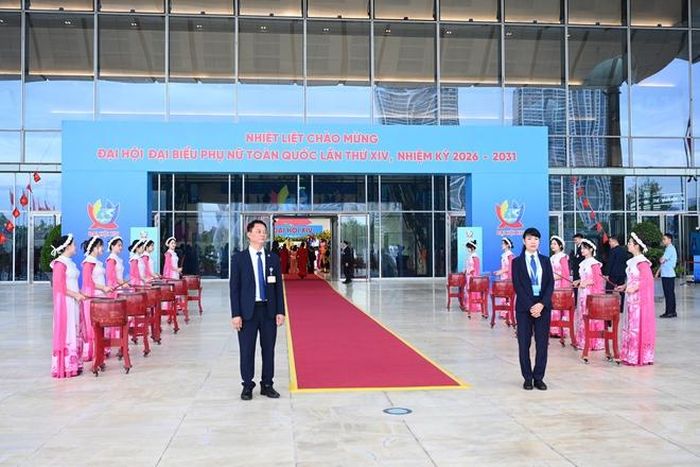 Cán bộ, hội viên phụ nữ Cảnh vệ đảm nhiệm các nhiệm vụ kiểm tra an ninh, kiểm soát người và phương tiện ra vào khu vực tổ chức Đại hội.