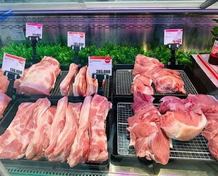 Nhìn chung, giá lợn hơi hôm nay tiếp tục chịu áp lực giảm tại một số địa phương miền Trung - Tây Nguyên và miền Nam, trong khi miền Bắc vẫn giữ trạng thái ổn định