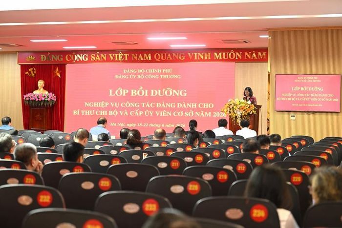 Đồng chí Nguyễn Minh Huệ kỳ vọng, thông qua lớp bồi dưỡng, các đồng chí học viên sẽ góp phần nâng cao năng lực lãnh đạo, sức chiến đấu của tổ chức đảng và chất lượng đội ngũ cán bộ, đảng viên trong toàn Đảng bộ, Bộ Công Thương. Ảnh: Nguyên Khánh