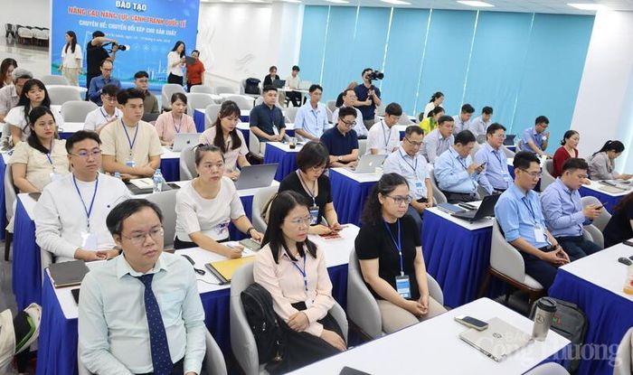 Đại biểu tham dự chương trình.