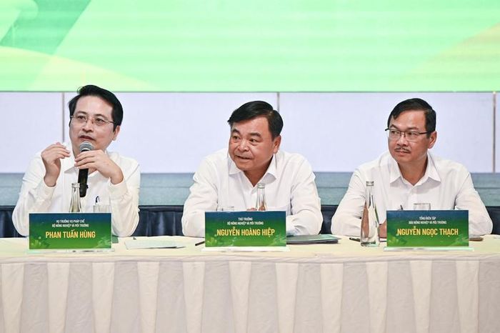 Thứ trưởng Bộ Nông nghiệp và Môi trường Nguyễn Hoàng Hiệp, Vụ trưởng Vụ Pháp chế Phan Tuấn Hùng và Tổng Biên tập Báo Nông nghiệp và Môi trường Nguyễn Ngọc Thạch đồng chủ trì phiên đối thoại trong khuôn khổ Diễn đàn. Ảnh: Tùng Đinh