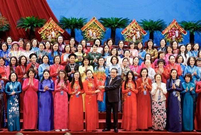 Ủy viên Bộ Chính trị, Chủ tịch Quốc hội Trần Thanh Mẫn tặng hoa chúc mừng Ban Chấp hành Trung ương Hội Liên hiệp Phụ nữ Việt Nam khóa XIV. Ảnh: MTTQ