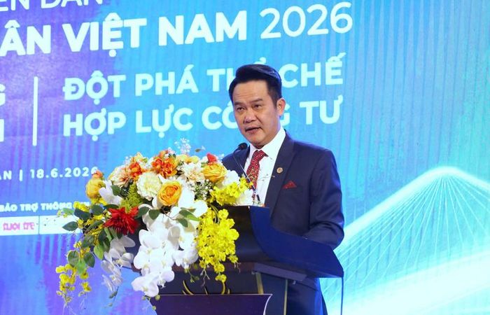 Ông Đặng Hồng Anh, Chủ tịch Hội Doanh nhân trẻ Việt Nam, Chủ tịch Diễn đàn Kinh tế tư nhân Việt Nam 2026 phát biểu khai mạc diễn đàn. Ảnh: Mai Liễu