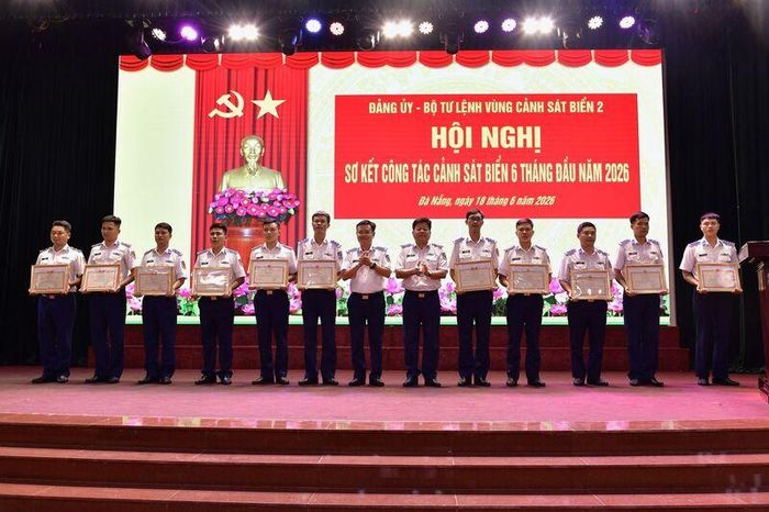 Khen thưởng các tập thể, cán nhân có thành tích trong thực hiện nhiệm vụ 6 tháng đầu năm 2026. Ảnh: Nam Trung