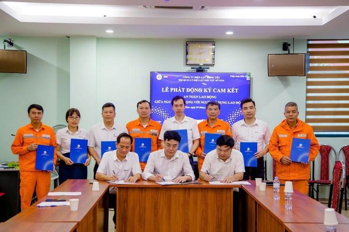 Điện lực Mỹ Hào – Công ty Điện lực Hưng Yên thực hiện ký cam kết an toàn lao động. Ảnh: DNCC