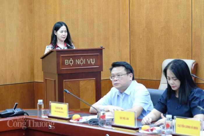 Phó Chánh văn phòng Bộ Nội vụ Trần Thị Thái báo cáo tại buổi họp báo. Ảnh: Lê An