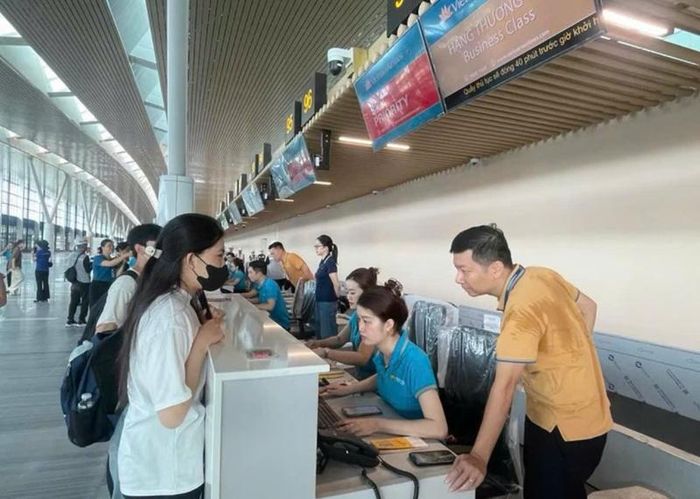 Cục Hàng không Việt Nam yêu cầu tăng cường kiểm tra, giám sát việc tuân thủ quy trình khai thác, phục vụ mặt đất, an toàn khu bay và các biện pháp bảo đảm an toàn lao động tại sân bay. Ảnh minh họa.