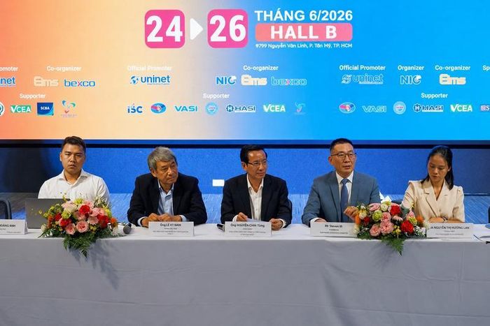 Các đại biểu và đại diện Ban tổ chức chủ trì buổi họp báo giới thiệu chuỗi sự kiện triển lãm quốc tế tổ chức tại TP. Hồ Chí Minh vào cuối tháng 6/2026. Ảnh: Minh Anh
