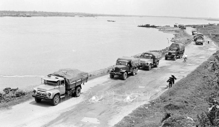 Đoàn xe qua bến phà X trên đường vào Trường Sơn. Từ năm 1965 đến 1972, đường Trường Sơn phát triển mạnh mẽ, tiến lên cơ giới hóa toàn tuyến vận tải quân sự. Ảnh: TTXVN