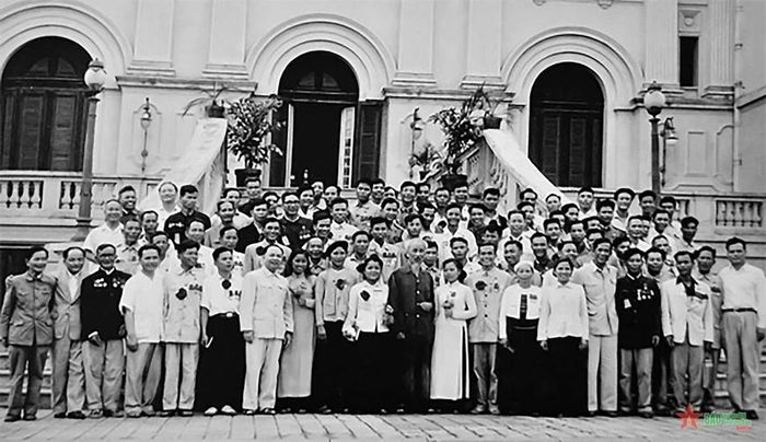 Chủ tịch Hồ Chí Minh chụp ảnh chung với các đại biểu dự Đại hội Anh hùng, Chiến sỹ thi đua chống Mỹ cứu nước lần thứ III ngày 6/5/1962. Ảnh: hochiminh.vn